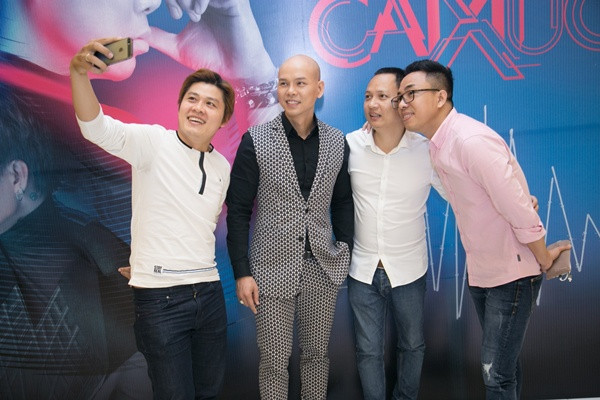 Phan Đinh Tùng ngọt ngào hôn vợ trong ngày ra mắt CD ảnh 9