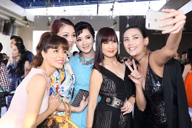  Hai người đẹp đọ sắc với các đàn em như người mẫu Võ Hoàng Yến (phải), Á hậu Băng Châu (trái).