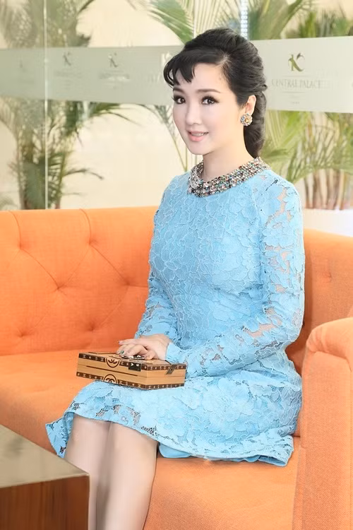 Giáng My khoe nhan sắc bên Hiền Mai