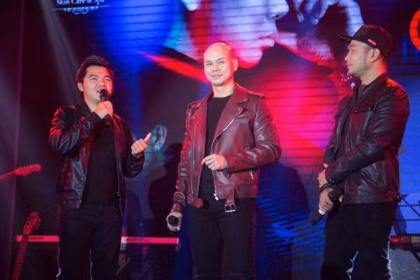 Phan Đinh Tùng ngọt ngào hôn vợ trong ngày ra mắt CD ảnh 11