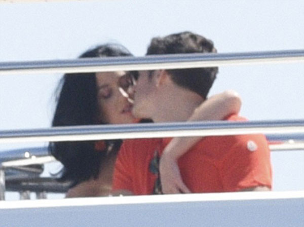 Vào tháng 5, tin đồn chia tay rộ lên khi Orlando bị chụp ảnh ôm ấp Selena Gomez trong quán bar ở Las Vegas. Tuy nhiên, chính Katy lên tiếng phủ nhận tin đồn thông qua Twitter. Một tuần sau, Katy và Orlando ôm hôn say đắm ở Cannes như lời khẳng định tình yêu của họ vẫn rất mãnh liệt. chuyen-tinh-on-ao-cua-orlando-bloom-va-katy-perry-6