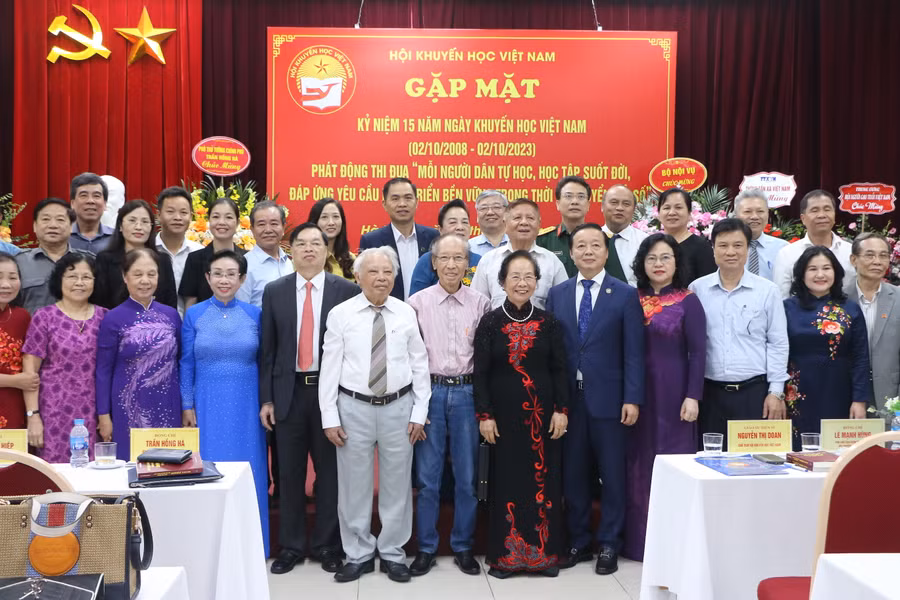 Phó Thủ tướng Trần Hồng Hà cùng các đại biểu tham dự buổi gặp mặt cùng chụp ảnh lưu niệm sau khi kết thúc chương trình.