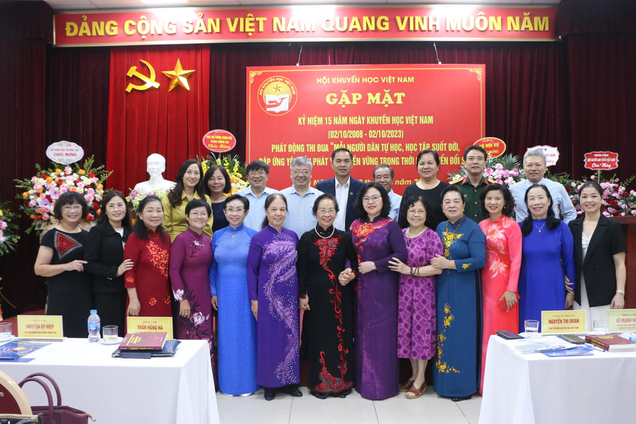 Các đại biểu chụp ảnh cùng Thứ trưởng Bộ GD&ĐT Ngô Thị Minh và GS.TS Nguyễn Thị Doan - Chủ tịch Trung ương Hội Khuyến học Việt Nam. Các đại biểu chụp ảnh cùng Thứ trưởng Bộ GD&ĐT Ngô Thị Minh và GS.TS Nguyễn Thị Doan - Chủ tịch Trung ương Hội Khuyến học Việt Nam.