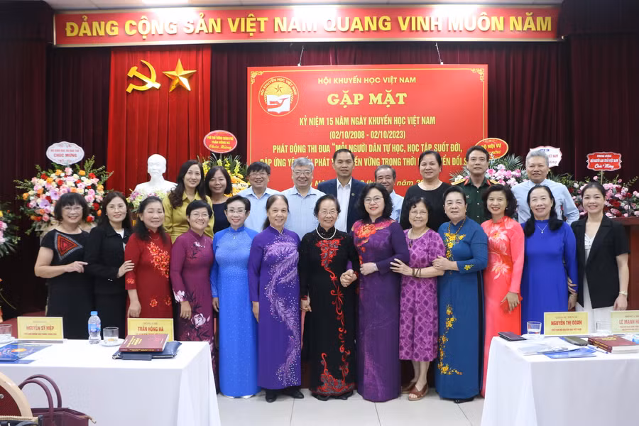 Các đại biểu chụp ảnh cùng Thứ trưởng Bộ GD&amp;ĐT Ngô Thị Minh và GS.TS Nguyễn Thị Doan - Chủ tịch Trung ương Hội Khuyến học Việt Nam.