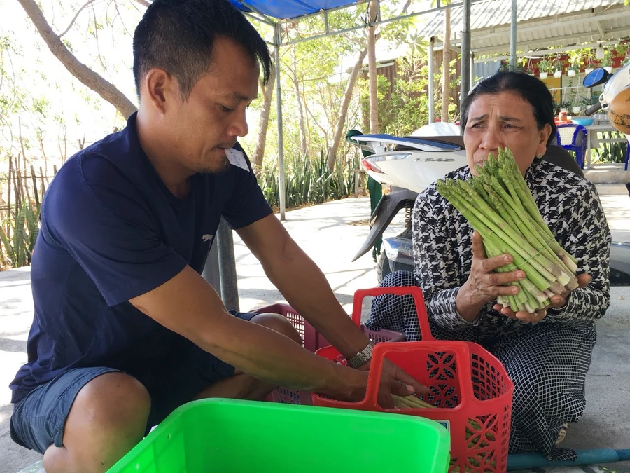 Nữ “thủ lĩnh” (trái) người phụ nữ Chăm chịu thương, chịu khó, không ngừng vươn lên trong lao động sản xuất.