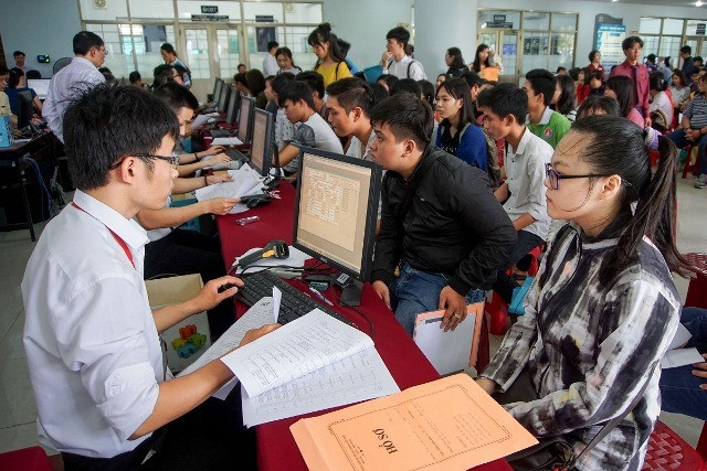 Học sinh THPT nộp hồ sơ xét tuyển vào các trường ĐH tại TPHCM Học sinh THPT nộp hồ sơ xét tuyển vào các trường ĐH tại TPHCM
