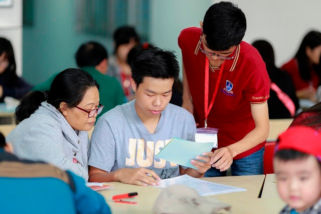 Thí sinh đang đăng ký nguyện xét tuyển bằng học bạ vào Trường ĐH Nguyễn Tất Thành Thí sinh đang đăng ký nguyện xét tuyển bằng học bạ vào Trường ĐH Nguyễn Tất Thành