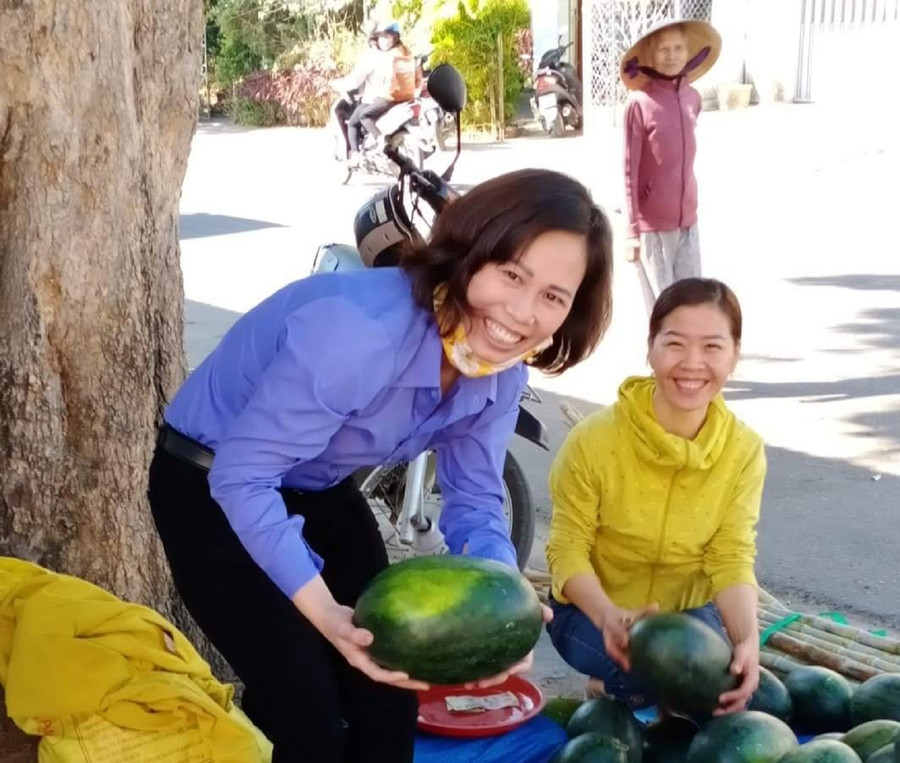 Mặc dù được phát dưa miễn phí nhưng nhiều người vẫn vui vẻ để lại ít tiền để hỗ trợ thêm cho người nông dân. Mặc dù được phát dưa miễn phí nhưng nhiều người vẫn vui vẻ để lại ít tiền để hỗ trợ thêm cho người nông dân.