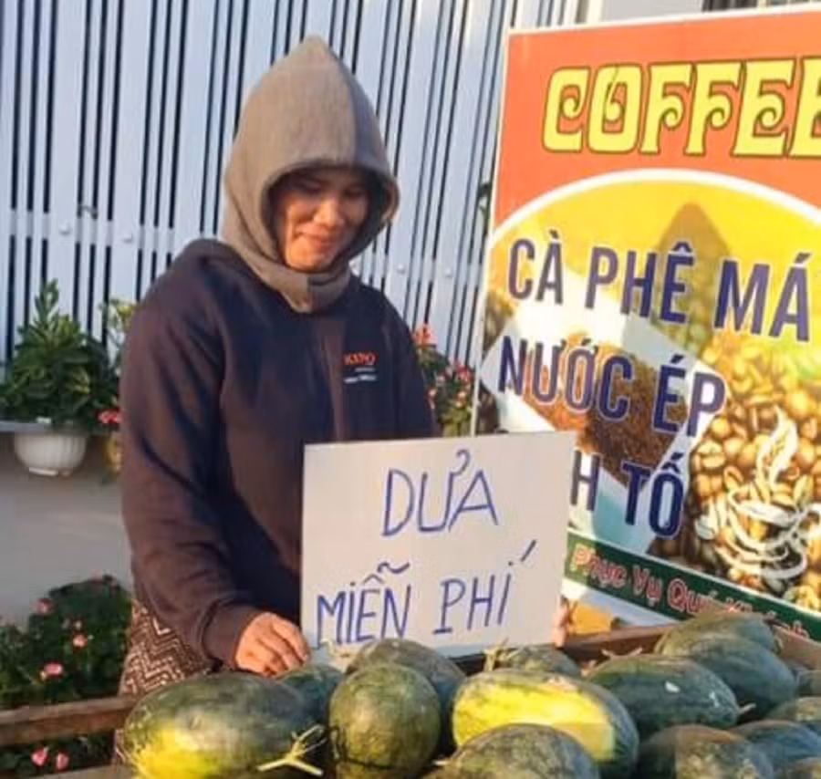 Dưa hấu được các tấm lòng hảo tâm mua về rồi phát miễn phí.