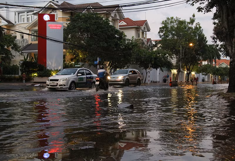 Tại phường Thảo Điền (Q.2, TP.HCM), nhiều đoạn đường nước dâng cao, che lấp đi cả vỉa hè