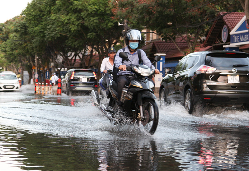 Ngập nước vào giờ tan ca đã khiến nhiều người gặp khó khăn trong việc di chuyển