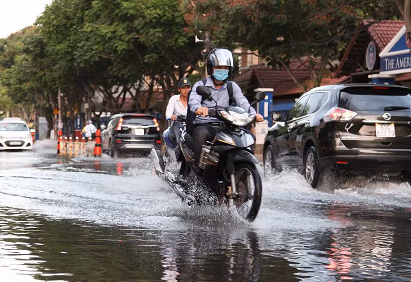 Ngập nước vào giờ tan ca đã khiến nhiều người gặp khó khăn trong việc di chuyển