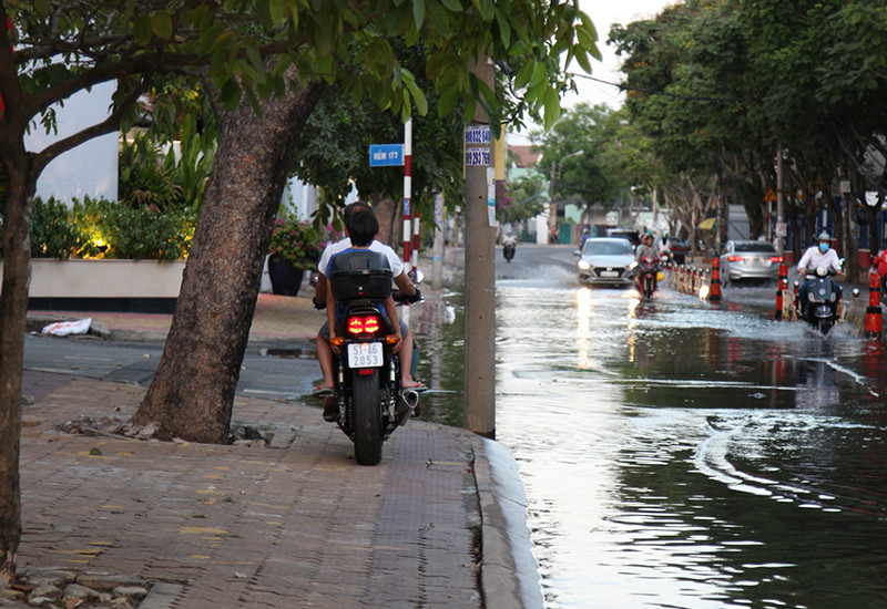 Để tránh nước ngập, nhiều người đã chọn giải pháp "leo" xe lên vỉa hè để di chuyển