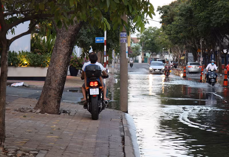 Để tránh nước ngập, nhiều người đã chọn giải pháp "leo" xe lên vỉa hè để di chuyển