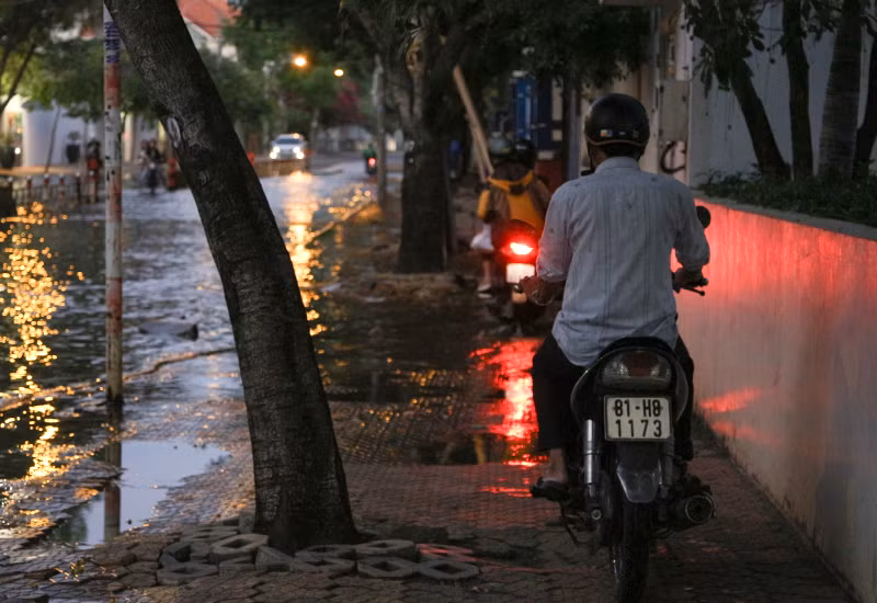 Bất lực trước nước ngập, nhiều người buộc phải biến vỉa hè thành đường di chuyển.