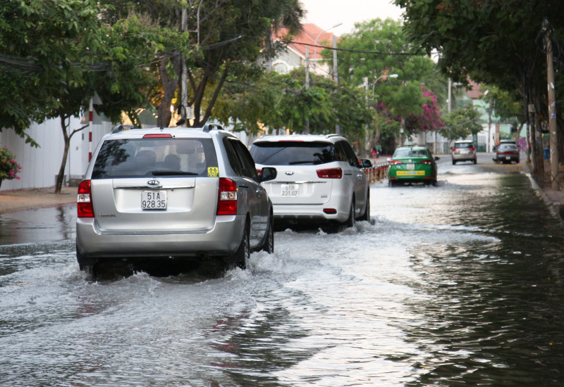 Không chỉ xe máy, nhiều ô tô khi đi qua đường Nguyễn Văn Hưởng (Quận 2) cũng gặp khá nhiều khó khăn