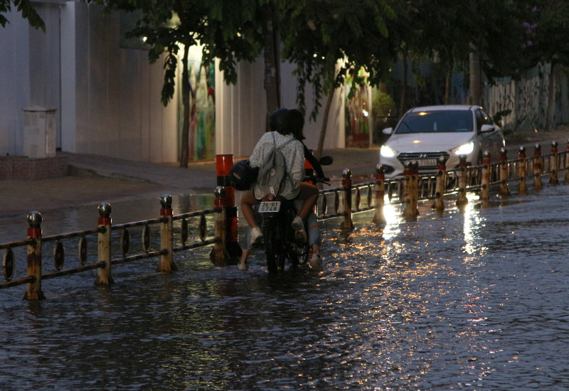 Không ít xe đã chết máy vì nước dâng quá cao