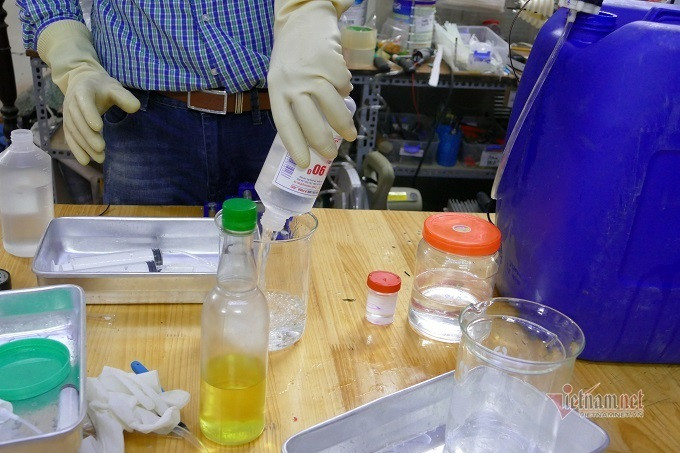 Thầy giáo tự pha chế nước rửa tay khô, tặng 600 chai cho người dân