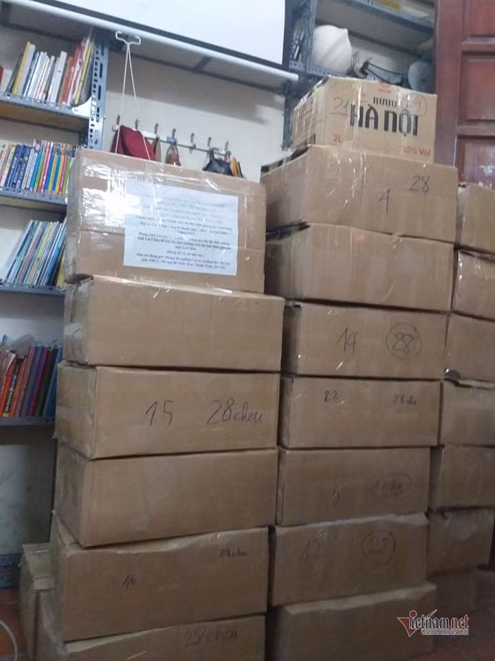 Hàng trăm chai nước rửa tay khô được đóng thùng, vận chuyển lên Lai Châu. Thầy giáo tự pha chế nước rửa tay khô, tặng 600 chai cho người dân