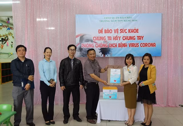 Tặng trường học nước rửa tay để sẵn sàng phục vụ các em khi quay trở lại học tập