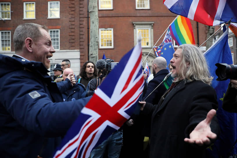 Những người ủng hộ và phản đối Brexit đối đầu tại tòa nhà Quốc hội ở London. Ảnh: Reuters Những người ủng hộ và phản đối Brexit đối đầu tại tòa nhà Quốc hội ở London. Ảnh: Reuters