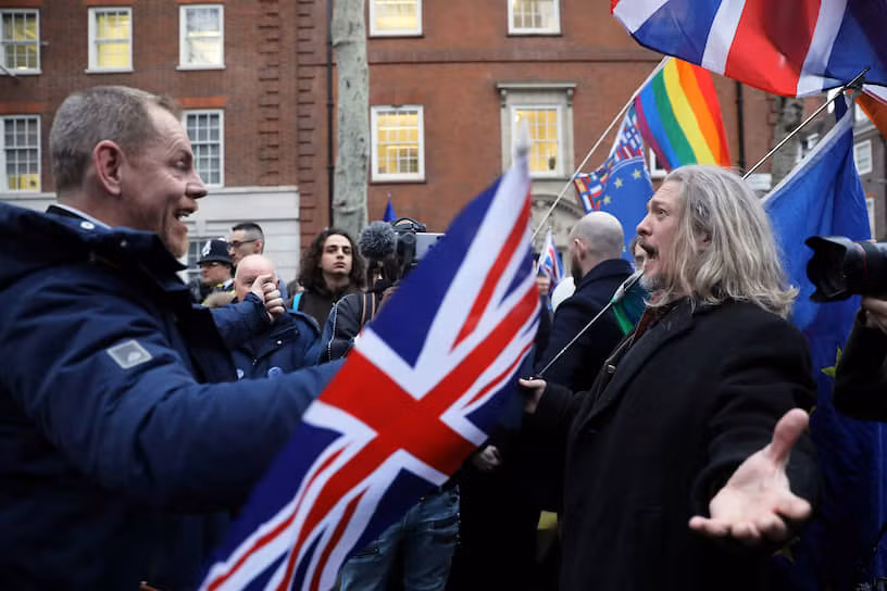 Những người ủng hộ và phản đối Brexit đối đầu tại tòa nhà Quốc hội ở London. Ảnh: Reuters
