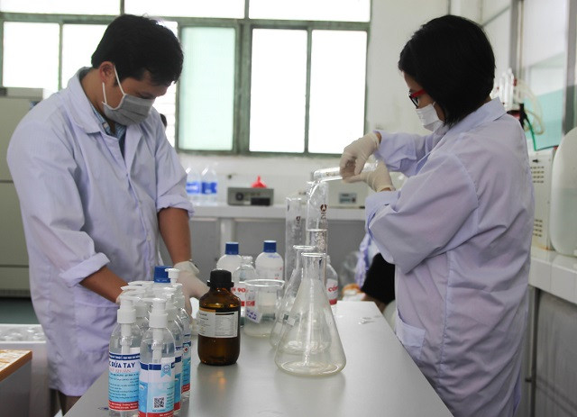 Các thầy cô Khoa Công nghệ Hóa học – Môi trường (Trường Đại học Sư phạm Kỹ thuật) tập trung nghiên cứu, sản xuất nước rửa tay. Các thầy cô Khoa Công nghệ Hóa học – Môi trường (Trường Đại học Sư phạm Kỹ thuật) tập trung nghiên cứu, sản xuất nước rửa tay.