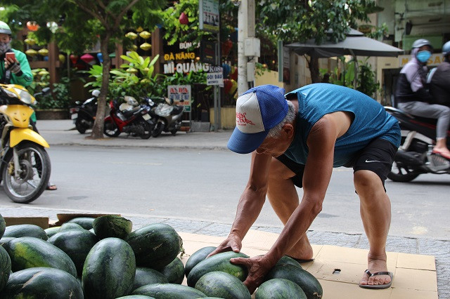 Ai cũng vui vẻ nhận “đúng 1 quả” mang về