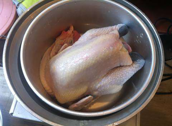 Gà hấp tỏi bằng nồi cơm điện: Cách làm vừa đơn giản, tiện lợi, thịt vừa mềm ngon đậm đà ảnh 3 Gà hấp tỏi bằng nồi cơm điện: Cách làm vừa đơn giản, tiện lợi, thịt vừa mềm ngon đậm đà ảnh 3