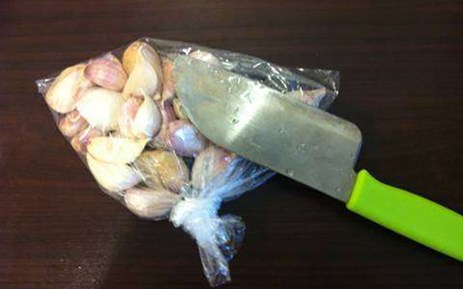 Gà hấp tỏi bằng nồi cơm điện: Cách làm vừa đơn giản, tiện lợi, thịt vừa mềm ngon đậm đà ảnh 1 Gà hấp tỏi bằng nồi cơm điện: Cách làm vừa đơn giản, tiện lợi, thịt vừa mềm ngon đậm đà ảnh 1