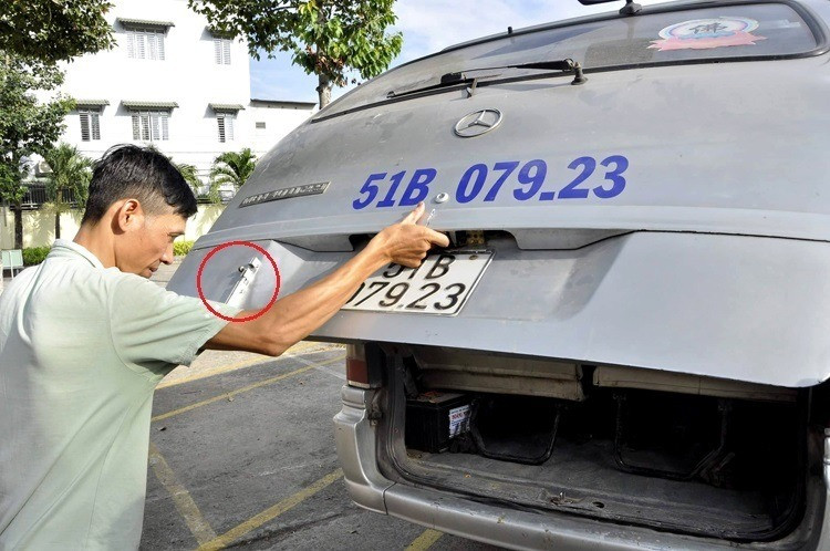 Cửa sau ôtô hỏng, tài xế Trần Thúc Định đã lắp chốt ngoài (vòng tròn đỏ).Ảnh:Phước Tuấn.