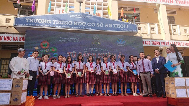 Tập đoàn SENGROUP cùng đại diện Sở GD&ĐT tỉnh Kiên Giang trao tặng nhiều đầu sách thú vị cho học sinh huyện đảo Tập đoàn SENGROUP cùng đại diện Sở GD&ĐT tỉnh Kiên Giang trao tặng nhiều đầu sách thú vị cho học sinh huyện đảo