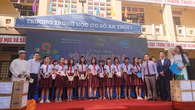 Tập đoàn SENGROUP cùng đại diện Sở GD&ĐT tỉnh Kiên Giang trao tặng nhiều đầu sách thú vị cho học sinh huyện đảo