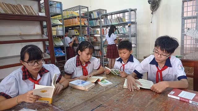 Học sinh huyện đảo với với hàng trăm hàng đầu sách mới được bổ sung vào thư viện trường