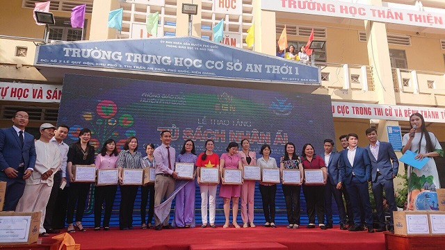 Đại diện đơn vị tài trợ trao sách cho các trường tại huyện đảo Phú Quốc