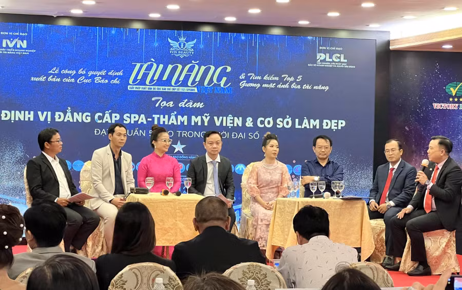 Các chuyên gia trao đổi với các chủ spa, thẩm mỹ viện tại tọa đàm. 