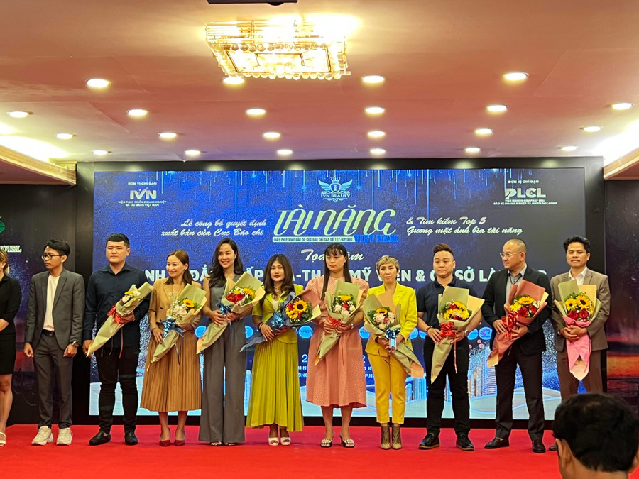 Ban tổ chức tặng hoa cho các nhà tài trợ.