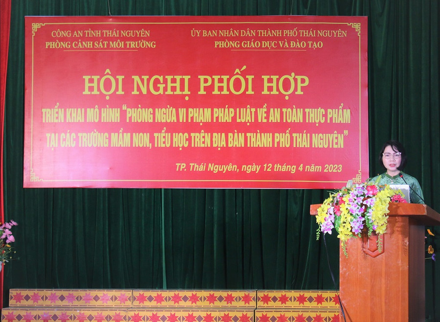 Bà Nguyễn Thị Quốc Hòa, Thành ủy viên, Trưởng phòng GD&amp;ĐT thành phố Thái Nguyên phát biểu tại buổi lễ.