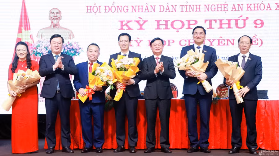 Lãnh đạo tỉnh Nghệ An tặng hoa chúc mừng ông Hoàng Nghĩa Hiếu và các Phó Chủ tịch UBND tỉnh vừa được HĐND tỉnh bầu. Ảnh: Báo Nghệ An.