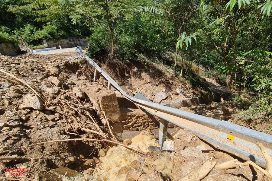 Sau đợt mưa lũ vừa qua trên địa bàn huyện Kỳ Sơn, Quốc lộ 7 bị sạt lở hàng chục vị trí, gây ảnh hưởng đến giao thông.