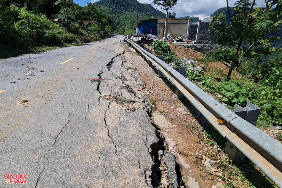 Vết nứt kéo dài hơn 10m, ăn vào mặt đường từ 1-2m.