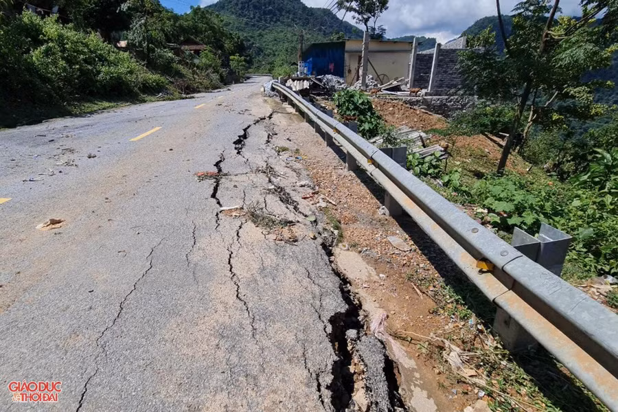 Vết nứt kéo dài hơn 10m, ăn vào mặt đường từ 1-2m.