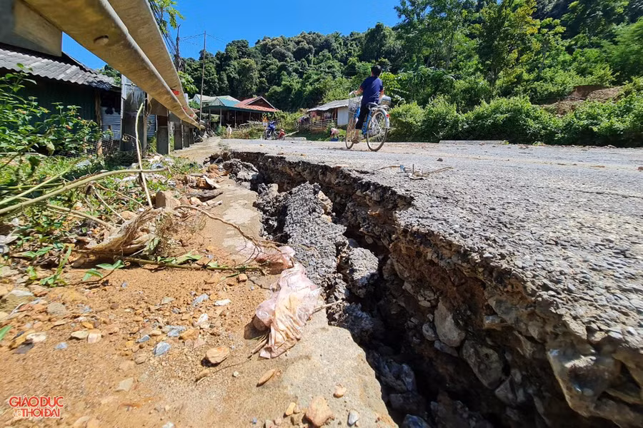 Mặt đường bị nứt từ 10-20cm.