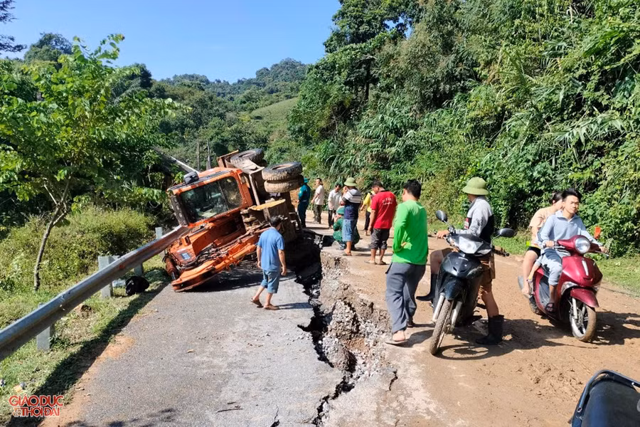 Sụt lún tại Km219 trên Quốc lộ 7 kéo đổ cả máy múc đang làm việc.