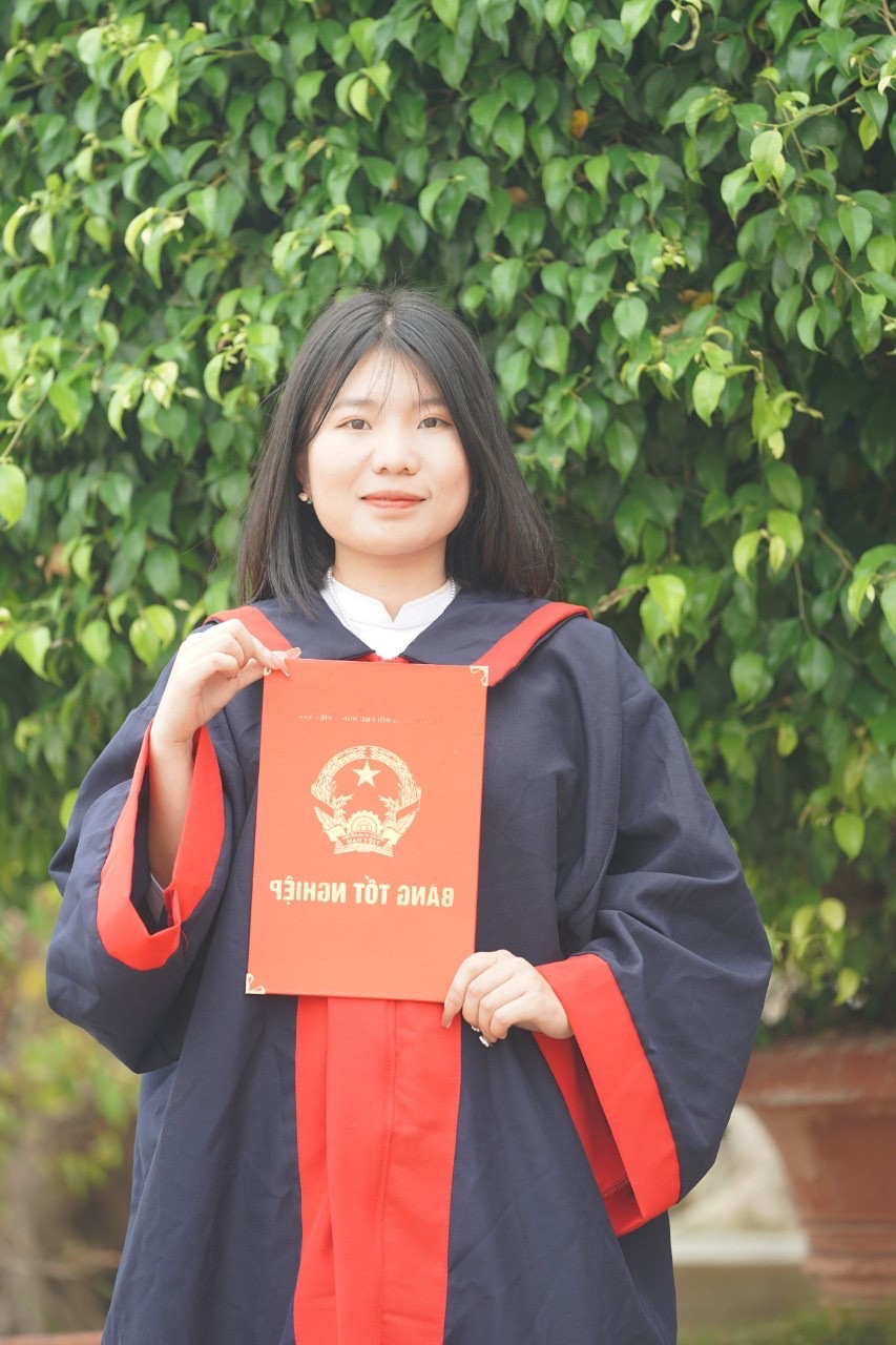 Bằng nỗ lực của bản thân, Vàng Thị Vi luôn tự học và đạt kết quả cao qua các năm học. Bằng nỗ lực của bản thân, Vàng Thị Vi luôn tự học và đạt kết quả cao qua các năm học.