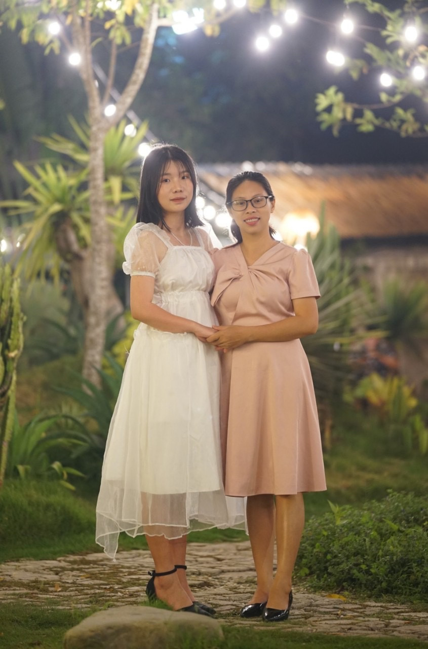 Vàng Thị Vi (bên trái) chụp ảnh lưu niệm cùng cô giáo chủ nhiệm Nguyễn Thị Thu Loan. Vàng Thị Vi (bên trái) chụp ảnh lưu niệm cùng cô giáo chủ nhiệm Nguyễn Thị Thu Loan.