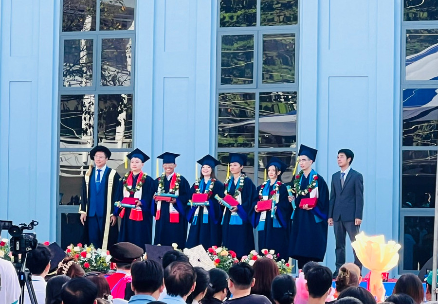 Các tân cử nhân, kỹ sư xuất sắc đầu ra nhận khen thưởng từ Ban giám hiệu Trường ĐH GTVT TPHCM. Các tân cử nhân, kỹ sư xuất sắc đầu ra nhận khen thưởng từ Ban giám hiệu Trường ĐH GTVT TPHCM.