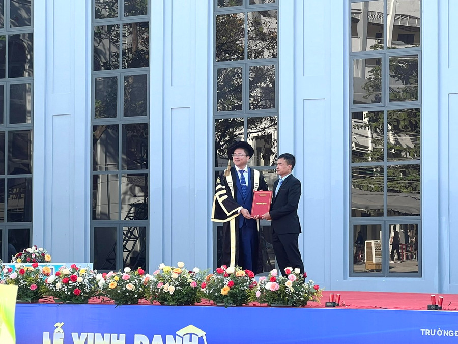 Một tân Phó giáo sư nhận quyết định từ PGS.TS Nguyễn Xuân Phương, Hiệu trưởng Nhà trường. Một tân Phó giáo sư nhận quyết định từ PGS.TS Nguyễn Xuân Phương, Hiệu trưởng Nhà trường.