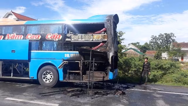 Lửa bốc cháy từ phía đuôi xe