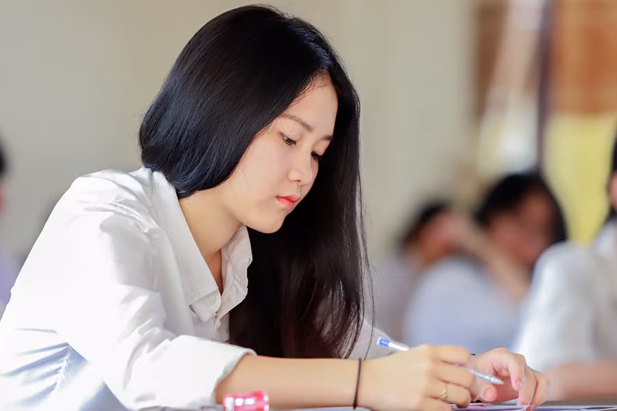 Những nữ sinh có gương mặt sáng bừng trường thi THPT quốc gia